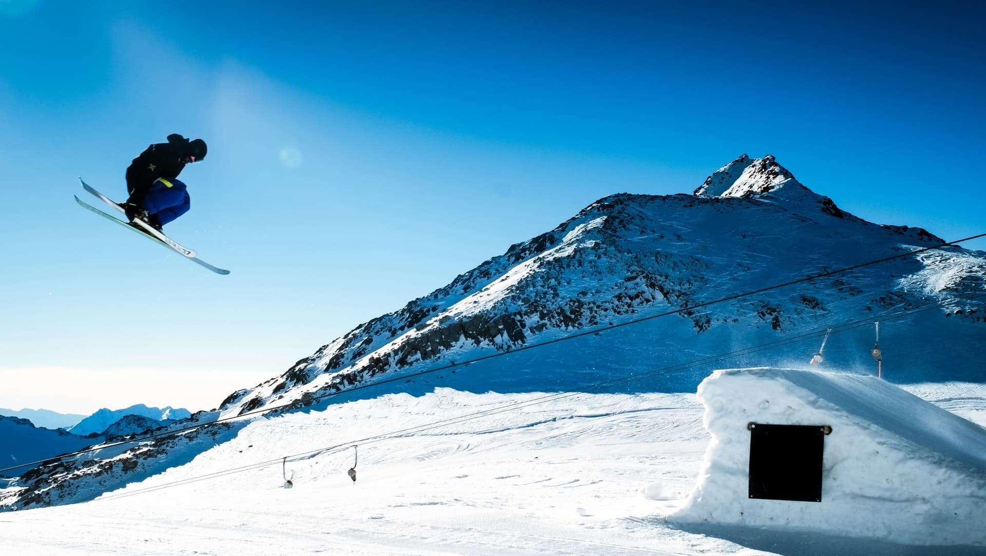 stubaital-ski-resort-freestyle-skier