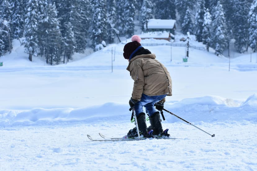 https://a.storyblok.com/f/150663/6000x4000/8180b35fdc/kid-skiing-bobble-hat-family.jpg