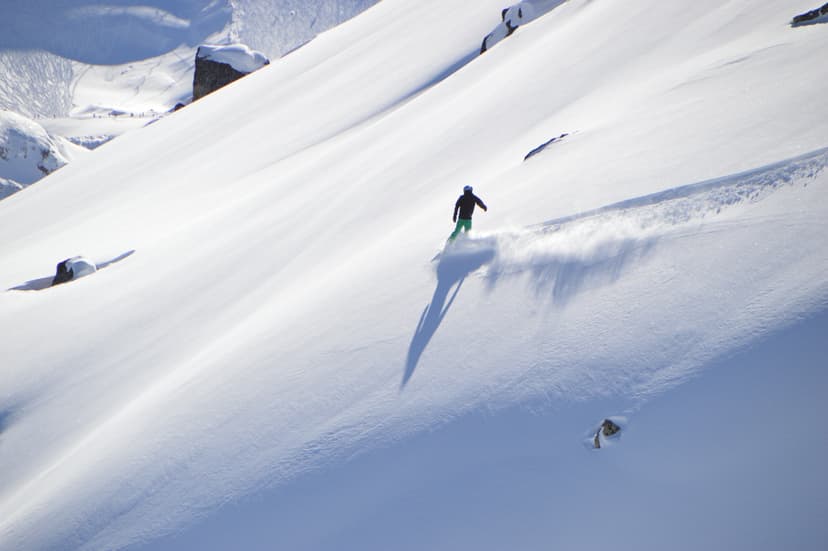 https://a.storyblok.com/f/150663/6016x4000/18881b7504/off-piste-ski.jpg